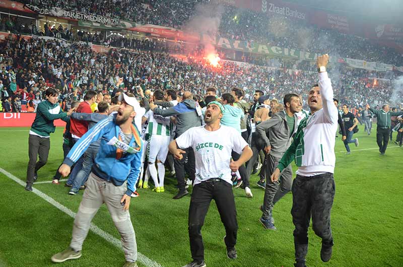 Ziraat Türkiye Kupası finalinde Medipol Başakşehir’i penaltı atışları sonrasında 4-1 mağlup eden Atiker Konyaspor, düzenlenen törenle kupasını aldı. 