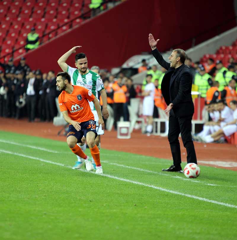 Ziraat Türkiye Kupası finalinde Medipol Başakşehir’i penaltı atışları sonrasında 4-1 mağlup eden Atiker Konyaspor, düzenlenen törenle kupasını aldı. 