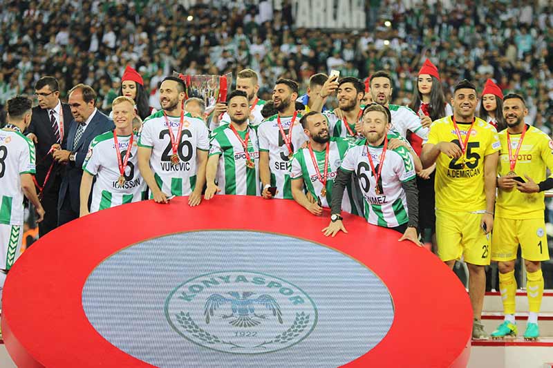 Ziraat Türkiye Kupası finalinde Medipol Başakşehir’i penaltı atışları sonrasında 4-1 mağlup eden Atiker Konyaspor, düzenlenen törenle kupasını aldı. 