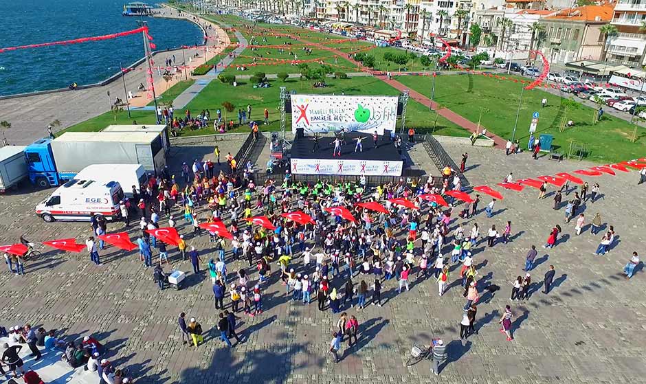 İzmirli kadınlar, Dünya Hareket Gününde; ‘Dengeli Beslen Harekete Geç’ projesi kapsamında, dans ve fitnesi birleştiren Zumba ile obeziteye karşı harekete geçti. 