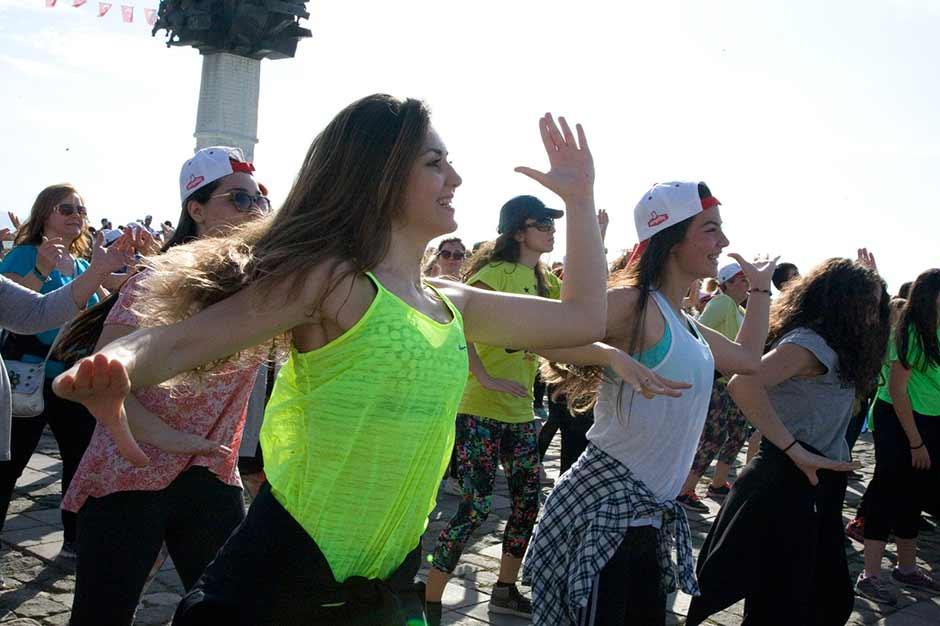 İzmirli kadınlar, Dünya Hareket Gününde; ‘Dengeli Beslen Harekete Geç’ projesi kapsamında, dans ve fitnesi birleştiren Zumba ile obeziteye karşı harekete geçti. 