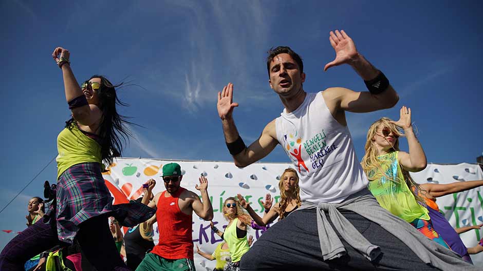 İzmirli kadınlar, Dünya Hareket Gününde; ‘Dengeli Beslen Harekete Geç’ projesi kapsamında, dans ve fitnesi birleştiren Zumba ile obeziteye karşı harekete geçti. 