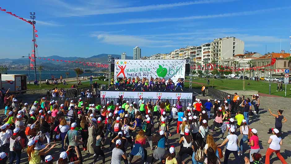 İzmirli kadınlar, Dünya Hareket Gününde; ‘Dengeli Beslen Harekete Geç’ projesi kapsamında, dans ve fitnesi birleştiren Zumba ile obeziteye karşı harekete geçti. 