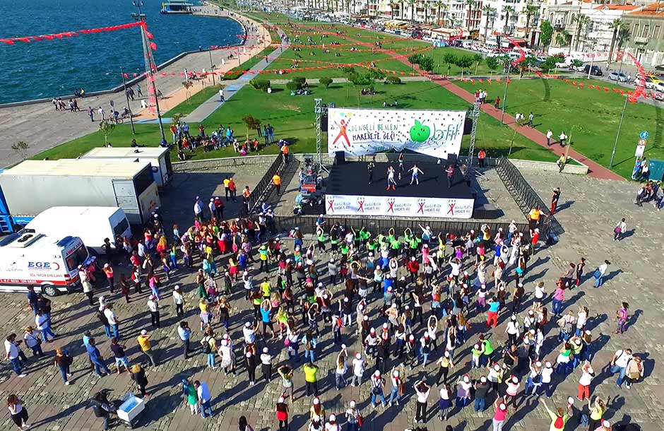 İzmirli kadınlar, Dünya Hareket Gününde; ‘Dengeli Beslen Harekete Geç’ projesi kapsamında, dans ve fitnesi birleştiren Zumba ile obeziteye karşı harekete geçti. 