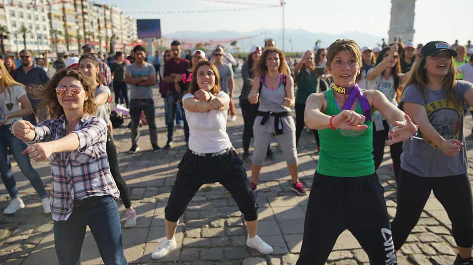 İzmirli kadınlar, Dünya Hareket Gününde; ‘Dengeli Beslen Harekete Geç’ projesi kapsamında, dans ve fitnesi birleştiren Zumba ile obeziteye karşı harekete geçti. 