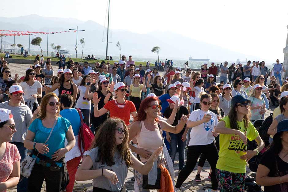 İzmirli kadınlar, Dünya Hareket Gününde; ‘Dengeli Beslen Harekete Geç’ projesi kapsamında, dans ve fitnesi birleştiren Zumba ile obeziteye karşı harekete geçti. 