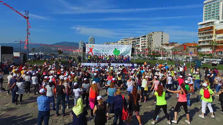 İzmirli kadınlar, Dünya Hareket Gününde; ‘Dengeli Beslen Harekete Geç’ projesi kapsamında, dans ve fitnesi birleştiren Zumba ile obeziteye karşı harekete geçti. 