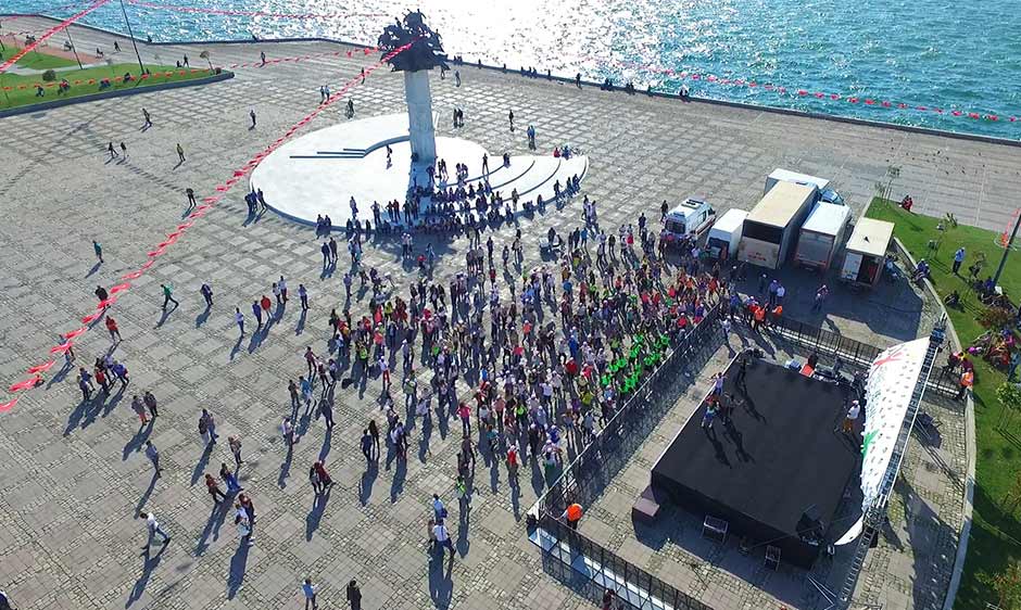 İzmirli kadınlar, Dünya Hareket Gününde; ‘Dengeli Beslen Harekete Geç’ projesi kapsamında, dans ve fitnesi birleştiren Zumba ile obeziteye karşı harekete geçti. 