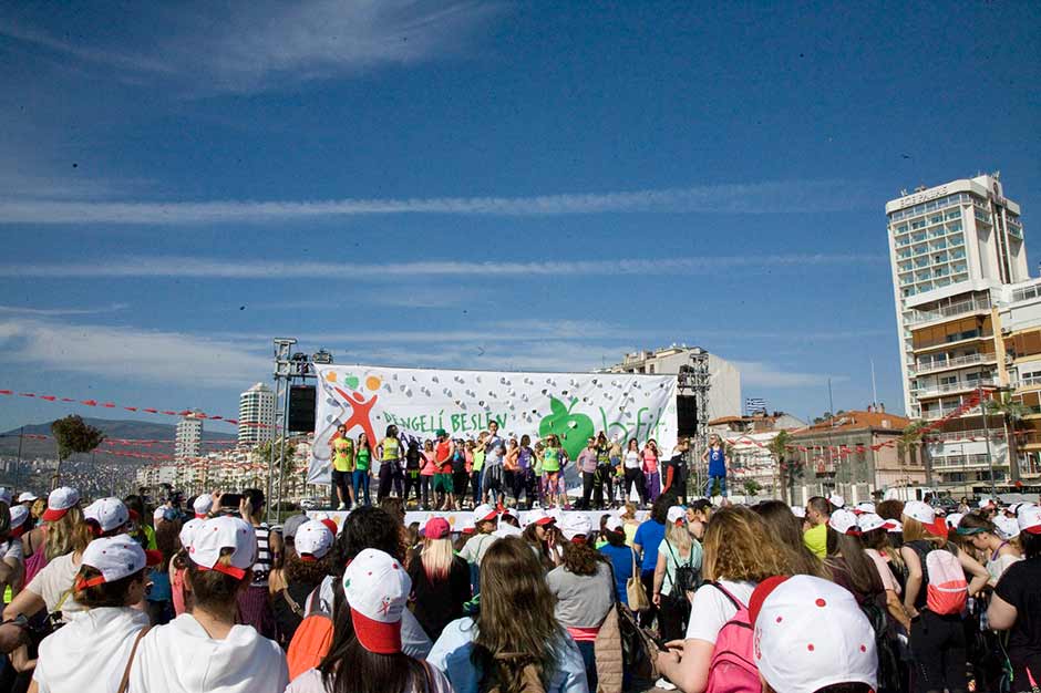 İzmirli kadınlar, Dünya Hareket Gününde; ‘Dengeli Beslen Harekete Geç’ projesi kapsamında, dans ve fitnesi birleştiren Zumba ile obeziteye karşı harekete geçti. 