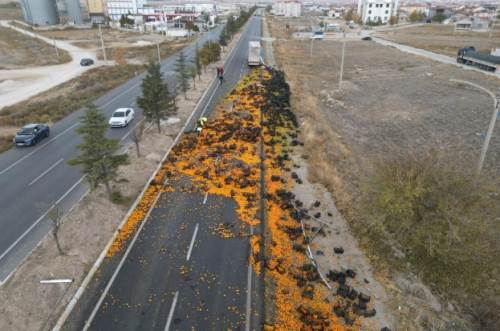 Afyon'da yola saçılan 10 ton mandalina trafiği kapattı