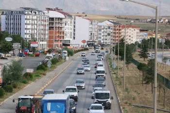 Afyonkarahisar-Antalya Karayolunda Bayram Trafiği Başladı
