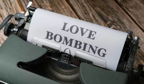 Aşırı ilginin arkasındaki manipülasyon: Love bombing nedir? İşaretleri ve etkileri...