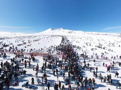 Binlerce turist Erciyes'te kayak keyfi yaşadı