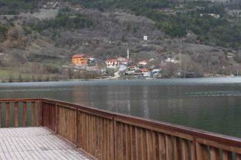 Bolu’nun Çubuk Gölü, yazdan kalma günlerle turistleri cezbediyor