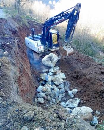 Düzce özel idare ekipleri, Dipsizgöl'deki heyelan tehlikesini önledi