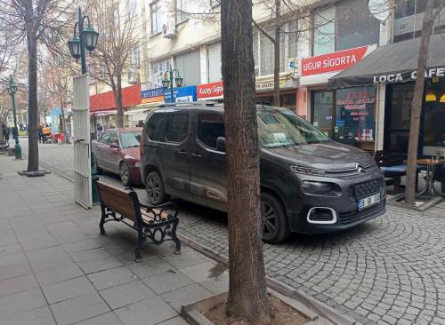 Eskişehir'de araçlardan yayalara geçecek yol kalmadı!