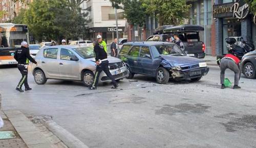 Eskişehir'de cadde üstünde trafik kazası: Hastaneye kaldırıldı