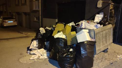 Eskişehir'de düğün sonrası çöpler yola taştı