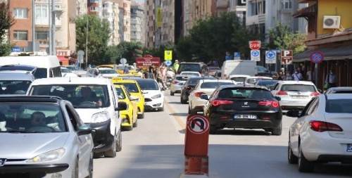 Eskişehir'de duyarsız sürücüler trafiği aksatıyor!