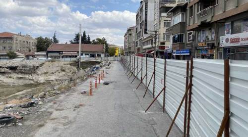 Eskişehir'de hem yol çöktü hem de esnafın işleri!