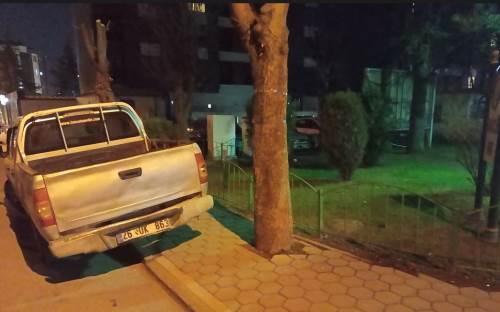 Eskişehir'de kaldırıma park edilen araçlar güvenliği tehdit ediyor