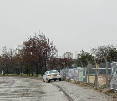 Eskişehir'de kaldırımdaki araç trafiği bozuyor!