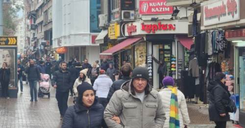 Eskişehir’de kış havasına aldırmadan çarşıda yoğunluk arttı