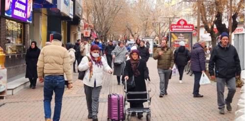 Eskişehir'de soğuk hava çarşı kalabalığına engel olmadı...