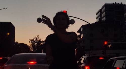 Eskişehir'de trafik ışıklarında jonglörlük şovu! 