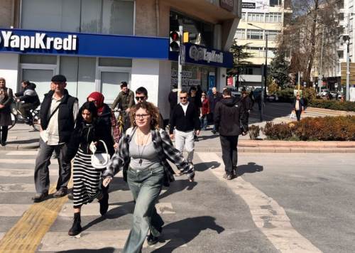 Eskişehir'de trafik kurallarına uymayan yayalar tehlike saçıyor