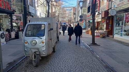 Eskişehir'de yaya yolları araçlarla işgal ediliyor: Kazalara davetiye çıkıyor!