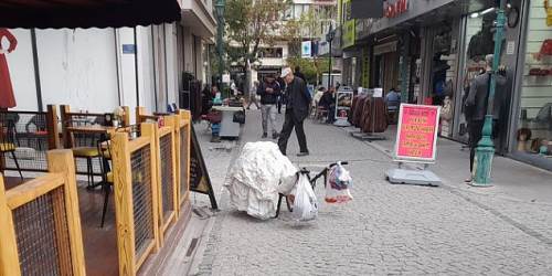 Eskişehir'de yaya yolunu el arabasıyla kapattılar!