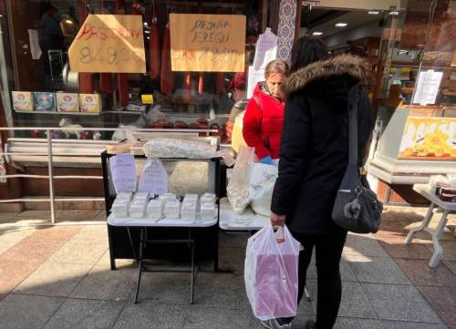 Eskişehir'deki bir şarküteri mağazası yoğun ilgi görüyor