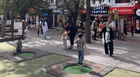 Eskişehir'deki hava sıcaklığı çocuklara yaradı!