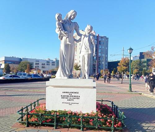 Eskişehir'deki kadın heykeli görenlerin ilgisini çekiyor