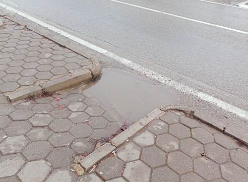 Eskişehir'deki su birikintisi yaya geçişini zorluyor