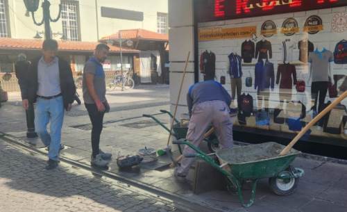 Eskişehir'in merkezindeki kaldırım taşları tamir ediliyor!