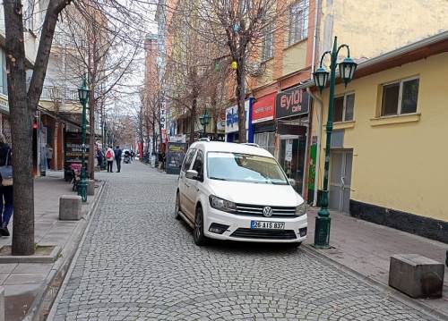 Eskişehir'in o sokağında yasağa rağmen park sorunu devam ediyor