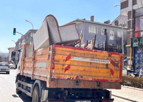 Eskişehir trafiğindeki kamyon güvenliksiz bir şekilde yüklediği eşyalarla risk saçtı