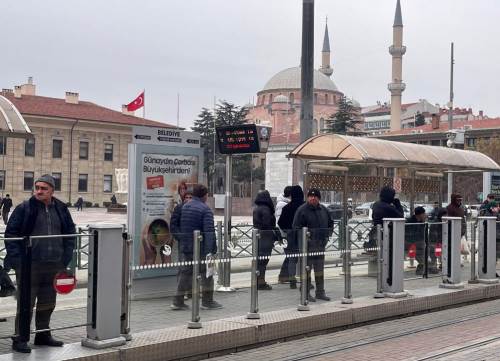 Eskişehir tramvayındaki paneller yolcuları bilgilendiriyor