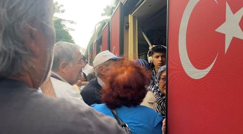 Eskişehir tramvaylarındaki yoğunluk vatandaşları bezdirdi