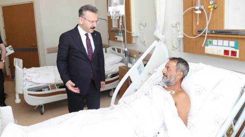 Eskişehir Valisi silahla yaralanan polis memurunu ziyaret etti