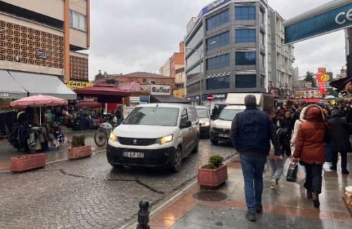 Hamamyolu’ndaki yağış trafiği felç etti