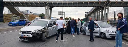 İstanbul'da zincirleme kaza: 4 araç birbirine girdi!