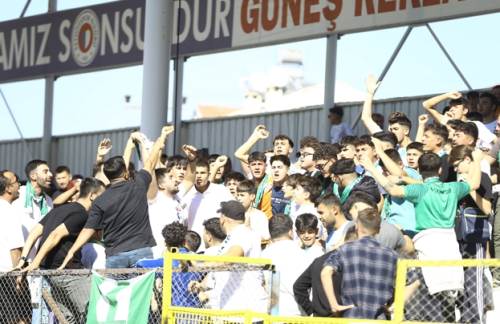 Kaş taraftarı Eskişehirspor taraftarını alkışladı