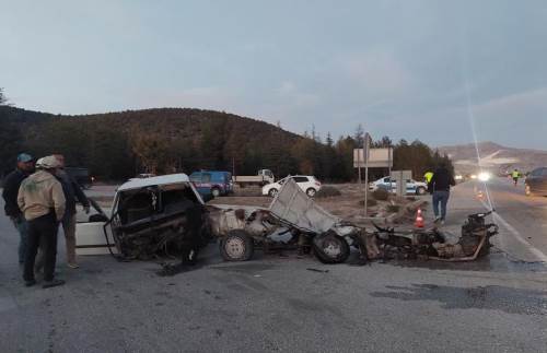 Otomobilin ikiye bölündüğü feci kazada, 6 yaralı!