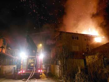 Sakarya'da 3 katlı binada çıkan yangın, mahalleyi sokağa döktü