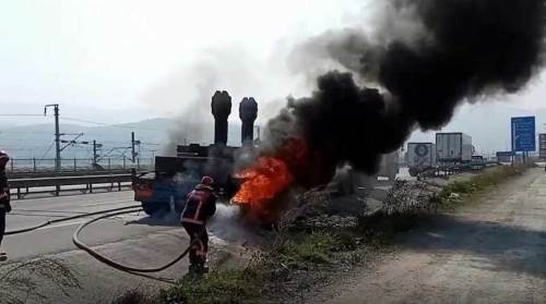 Sakarya’da iş makinesi taşıyan tır alevlere teslim oldu