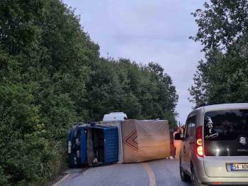 Sakarya Hendek’te kamyonet kazası: 8 kişi yaralandı