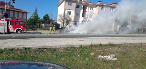 Seyir halindeki otomobil alev alev yandı!